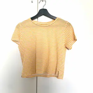 En vit och gul croppad t-shirt  Storlek s  Från - monki 