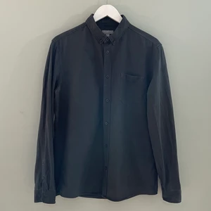 Mörk skjorta från COS - cos-skjorta. Den är ganska mörk i färgen (som på bild 1). Bild 2 och 3 är lite missvisande färgmässigt.