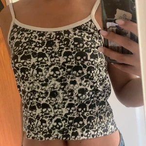 Dödskalle linne - Linne från Brandy Melville. Jättesöt och i helt okej skick. Använts mycket, så det har börjat gå bort lite färg i mitten av tröjan