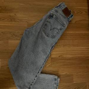 Helt nya Levis jeans. Använda 2 gånger. Säljer på grund av att dom är för stora.  