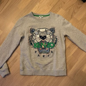Kenzo tröja  - ÄKTA! Jättefint skick, nästan ny, använd endast ett fåtal gånger Tjejmodell 