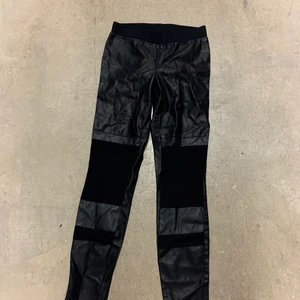 Skinn byxor - Super snygga skinn byxor från only, de är aldrig andvända, hade inte fler bilder på dem(inte så snygga på bilderna eftersom de är skrynkliga)❤️