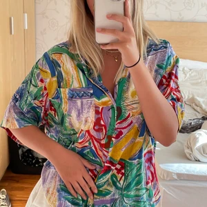 Färgglad skjorta - Sjukt cool vintage skjorta som tyvärr inte kommer till användning, oklart vilken storlek men skulle säga en L💞