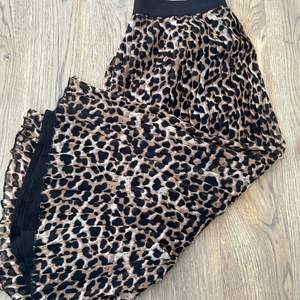 En super fin väckad leopard kjol som är i längd till nästan anklarna. Har en underkjol så den inte blir genomskinlig, den har även ett resår i midjan som gör att den sitter bra💓