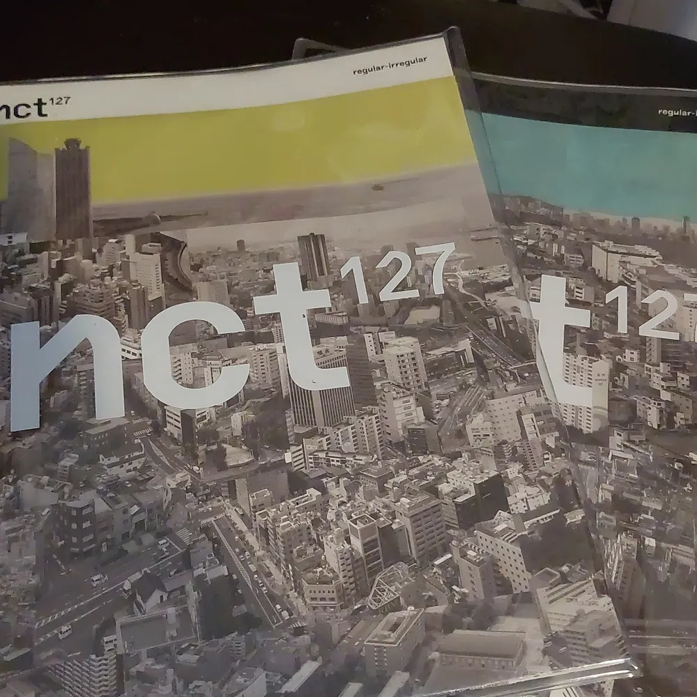 Båda versioner av NCT127 regular - irregular album. Har inte använt i ett år därför säljer jag det. Osäker om pc är kvar, så gissa på att du inte får någon. Frakt ingår i priset.. Övrigt.