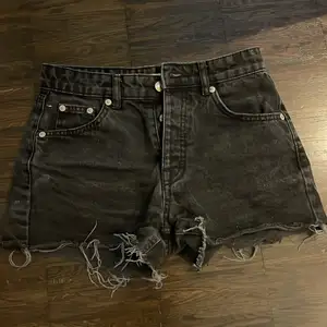 Jätte fina jeansshorts från pullandbear💗 Väl använda men syns ej, köparen står för frakt