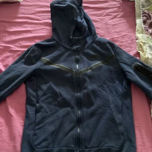 Storlek L - Jättebra skick använd 2 gånger. Säljer för att den blev lite för mig.