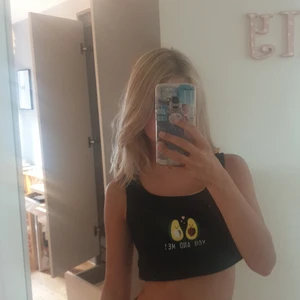 Maggtröja/kroppat linne - TRYCK INTE PÅ KÖP DIREKT UTAN KONTAKTA MIG OM NI HAR INTRESSE FÖR PLAGGET!!! Nästan helt oanvänt❤