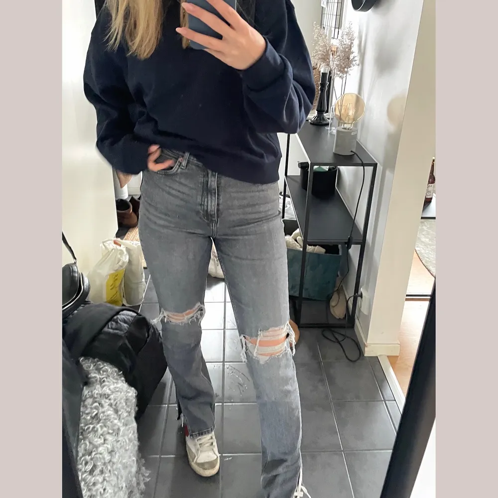 Säljer dessa superfina jeans. Skriv för mer info! Sista bilden är samma jeans i en annan färg!!! De är i storlek 40 men skulle säga att de är en stretchig 38! Köparen står för frakten på 66kr och betalning sker privat via swish!! . Jeans & Byxor.