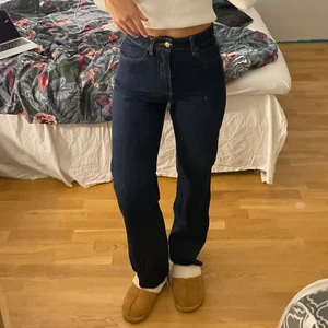 raka zarajeans - säljer dessa raka jeans från zara i mörkblå färg. superfina men väldigt små på mig, därav sparsamt använd. är 177 cm lång. fraktar eller möter upp i sthlm. 💖