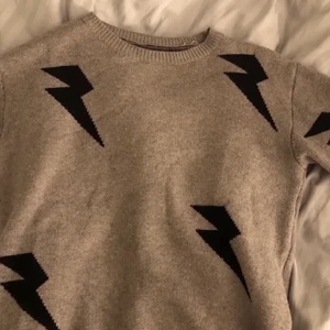 Tröja med blixtar  - En jättefin tröja med blixtar på som jag har köpt här på Plick för 300kr! ⚡️ (lånade bilder)