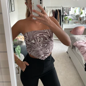 Cool topp - Cool topp från primark i storlek 38❣️ denna är endast använd en gång och kan användas både med banden uppe, eller ”gömda” om man föredrar den som en bandeau✨