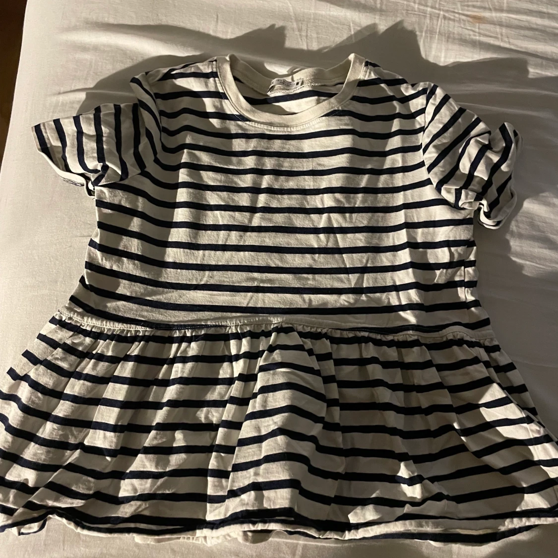 Randig t-shirt med volangkant