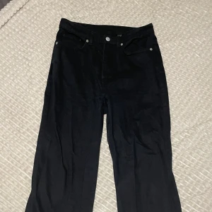 Weekday raka jeans  - Svarta Rowe jeans från weekday, raka som sitter mycket längre över ankeln på mig som är 164cm