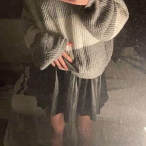 Stickadtröja - Stickad tröja med stora tänder i olika neutrala färger, otroligt skönt material (kan gå ner i pris) skriv för bättre bilder