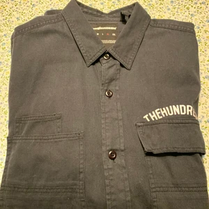 Skjorta the hundreds - Strl xl , ganska lång modell , använd men i bra skick , 