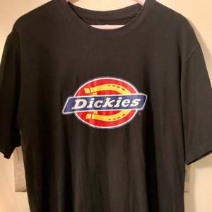 Dickies t-shirt använd några gånger , bra skick str xl i Svart
