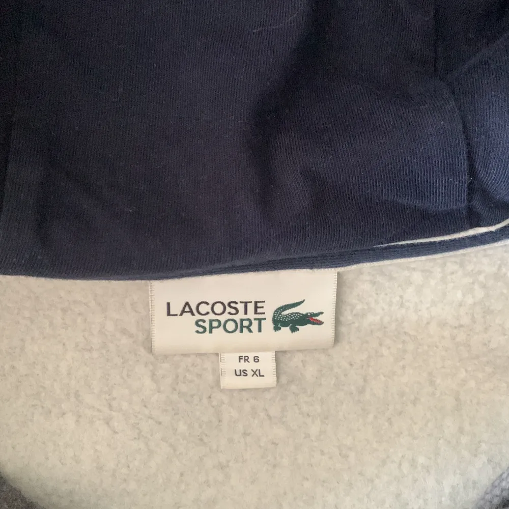 En väldigt skön och tjock Lacoste hoodie i vintage grå färg som har blivit så populär. Skicka ett meddelande så löser vi pris. Hoodies.