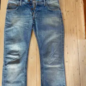 Lee jeans, för små för mig som vanligtvis bär waist 30 i låga jeans. Även rätt långa, passar en 170-178 skulle jag säga. 