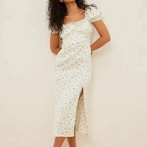 Klänning nakd - Klänning från Sanna jörnviks kollektion med nakd, den är något stor på mig och har aldrig kommit till användning därför säljer jag den💕