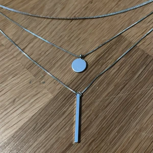 Silvrigt halsband  - Jag fick det här halsbandet av min pappa får några år sedan. Jag är inte säker på om det är äkta silver eller inte, men jag utgår från att det inte är det när jag väljer priset. Det är tre kedjor som sitter ihop, varav två har berlocker. Fint och classy!💕