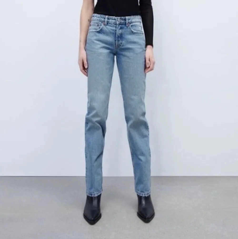 Helt nya oanvända jeans från zara. Straight fit strl 38💕💕 Köpare står för frakt!. Jeans & Byxor.