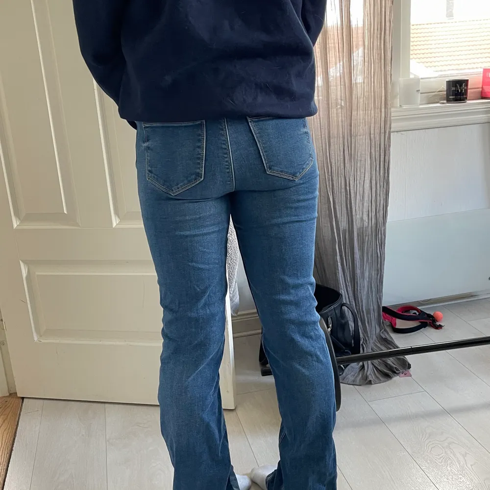 Vanliga mörkblå bootcut jeans med mellanhög midja, är i mycket bra skick. Är från märket JDY och är köpta från Nelly. Jättesköna och snygga bas jeans . Jeans & Byxor.