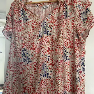 Topp/blus säljes  - Skön o härlig topp/blus säljes - ej använd 