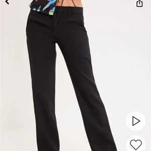 lågmidjade kostymbyxor  - Dom populära kostymbyxorna från nelly som är slutsålda! Supersnygga och helt nya med lappen kvar. Säljer då dom ej passar.💕 Kontakta för egna bilder!