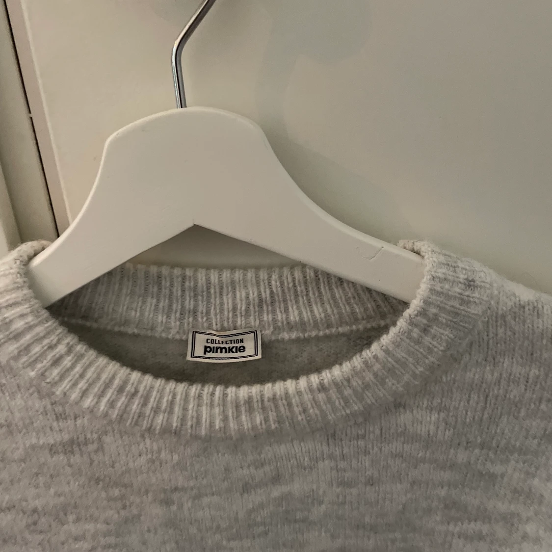 Stickat ljusgrå tröja - 90