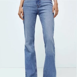 Mid waist jeans zara - Säljer dessa superfina mid waist jeansen ifrån zara!! Verkligen jättefina men har bara inte kommit till användning. Helt oanvända med lappen kvar. Storlek 40, men passar mig som vanligtvis har 38!!!  💞💞💞