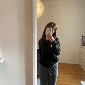 Gina tricot sett storlek xs  - Svart tröja och gråa byxor från Gina, sköna och i fint skick, 20 kr för tröjan och 30 för byxorna, köparen står för frakt, kan mötas