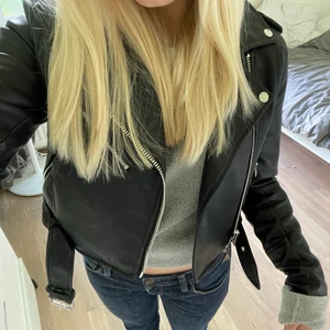 Skinnjacka  - Superfin skinnjacka från pull&bear, den är nästan aldrig använd och i jättefint skick, köparen står för frakten på 79kr!