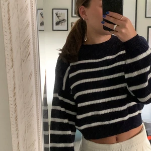 Croppad stickad tröja  - Säljer denna stickade tröjan då jag har en likande som används mer, har använt denna fåtal gånger. Är i storlek 146/152 men passar mig som bruka ha xs/s. OBS köparen står för frakt 