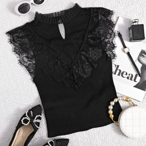 Svart tröja med spets  - Säljer denna svarta tröjan/”blusen” med spets detaljer. Jättefin och skön men lite stor för mig 😍