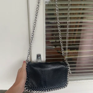 Tiamo väska - Snygga Tiamo väskan!!!  Den lillla dragkedjan till facket inuti väskan har tyvärr gått sönder, men det är ingenting  som jag har stört mig på🙏🏻