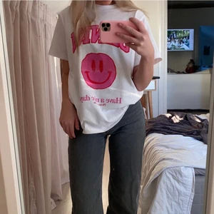 GANNI T-shirt - En väldigt fin T-shirt från märket GANNI. Säljer nu då den ej kommer till användning tyvärr 💞 orginal pris ca 900kr men säljer nu för 450kr. T-shirten ser nästintill ny ut!