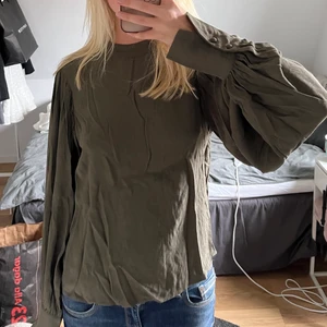 grön blus hm - helt oanvänd med prislappen kvar!