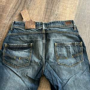 Helt nya Lågmidjade jeans köpta under tidigt 2000s😍 (förstora på mig) Nypris 600. Mörkblå snygg färg. Unisex . Rak fit och cut. TRYCK EJ köp direkt‼️ inbl:78cm midjemått: 86