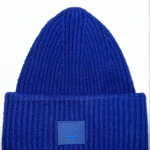 Blå acne mössa - Vill byta mot en mörkblå eller mörkgrå acne mössa, säljer även för 800 kr om nån är interesserad. Vanliga modellen.  Bilden är min men kan självklart fixa fler🫶🏽