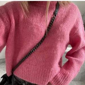 Lånad bild💕stickad tröja i alpacaull från HM. Storlek S. Använd fåtal gånger. 💕💕skriv för fler bilder