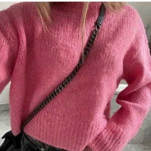 Stickad tröja - Lånad bild💕stickad tröja i alpacaull från HM. Storlek S. Använd fåtal gånger. 💕💕skriv för fler bilder