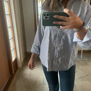 Randig skjorta från Gina tricot, köptes för drygt ett år sen och är i fint skick. Är i storlek 36, men är ganska stor. Köparen betalar frakten (39kr)💙🤍!