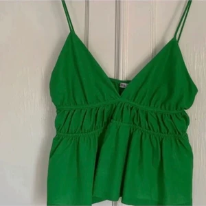 Grön topp - Säljer en precis likadan supercool grön topp igen zara