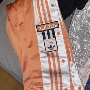 Adidas adibreak byxor - Orangea adidas adibreak i storlek M
