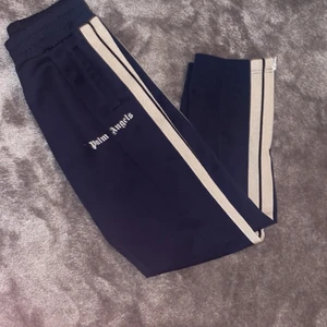 Palm angels byxor  - Säljer mina Palm angels byxor som inte kommer till användning  Skicka 8/10