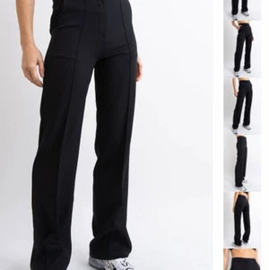 Madlady kostymbyxor  - Säljer nu mina fina kostymbyxor då dom tyvärr blivit lite små. Dom är i storlek 34, L 32 vilket betyder att dom är i xs med lite extra längd i benen.  Midjemått: 64-67 Innebenslängd 81 På hemsidan står de att dom passar 167-172 cm lång  266 kr med frakt 