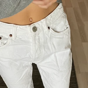 Jeans - Raka Låg/mid Waist Jeans från zara. Aldrig använda endast testade. Köpare står för frakt❤️