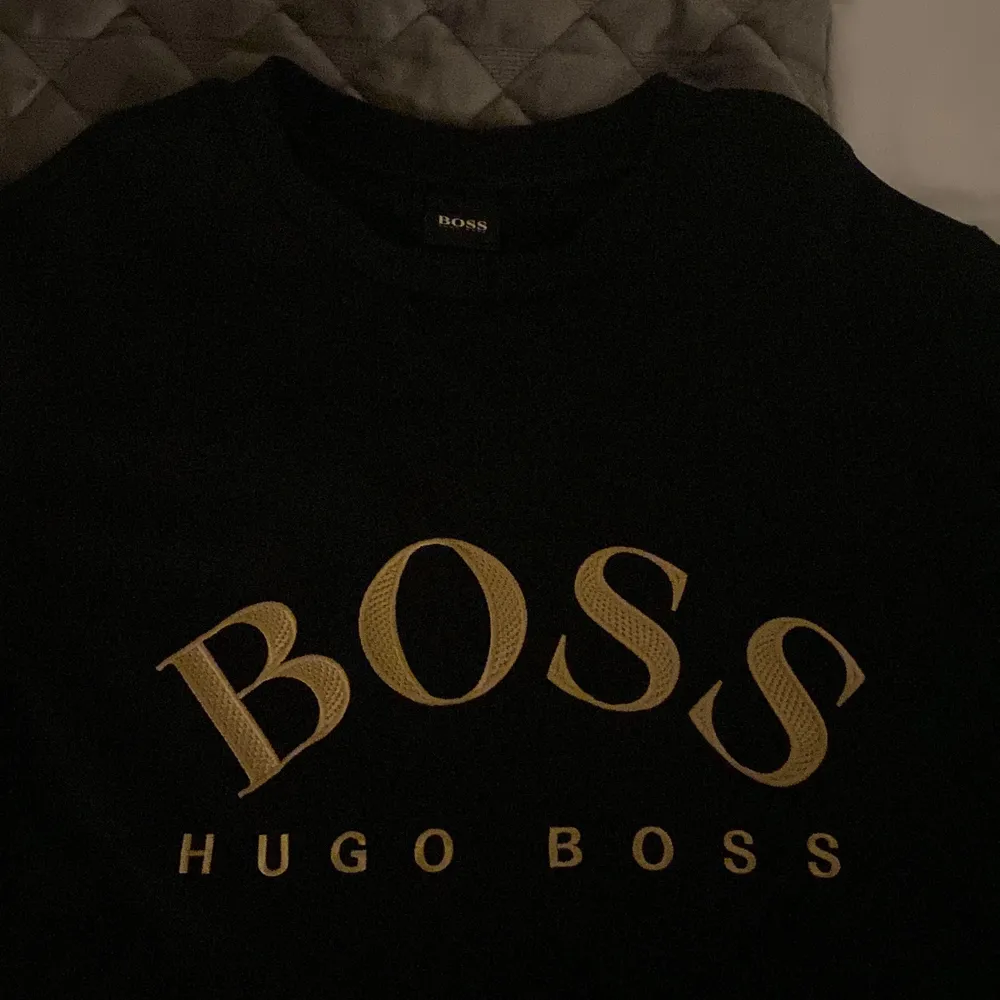 Säljer denna Hugo boss tröja i storlek M, både till tjejer och killar💓 den är använd typ 2 gånger för 2 år sedan så den är som ny💓. Tröjor & Koftor.