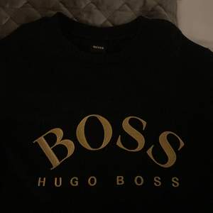 Säljer denna Hugo boss tröja i storlek M, både till tjejer och killar💓 den är använd typ 2 gånger för 2 år sedan så den är som ny💓